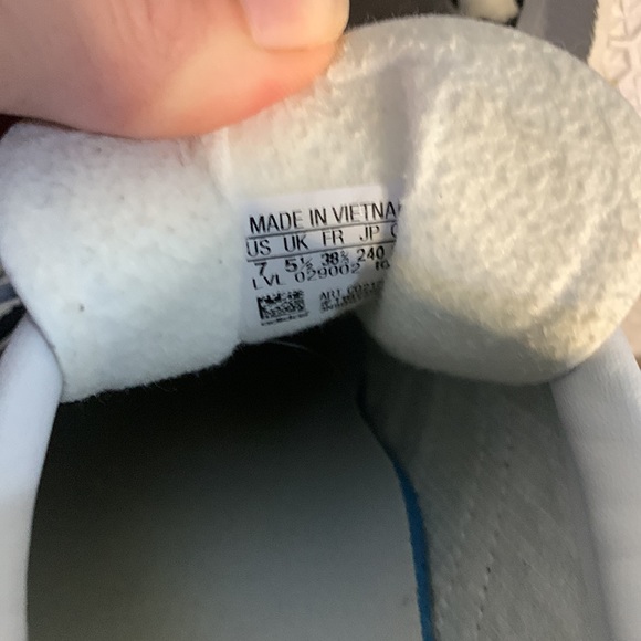 Women's size 7 White Originals Adidas Gazelle Polka Dot Sneakers - Picture 5 of 6